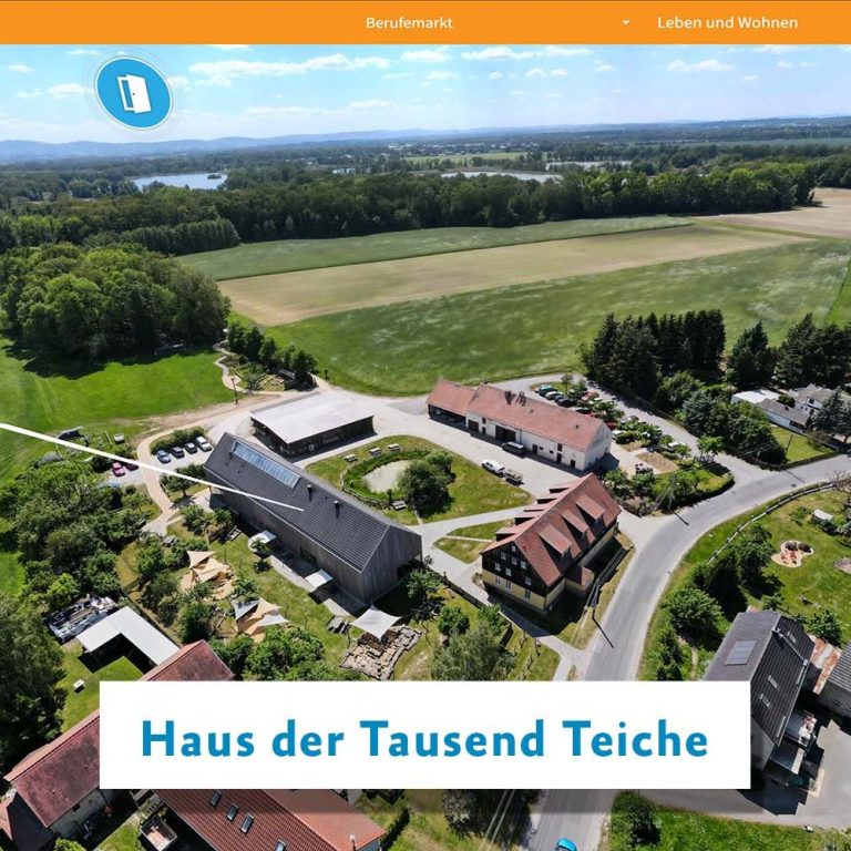 Luftaufnahme des Hauses der Tausend Teiche mit umliegenden Feldern und Teichen.