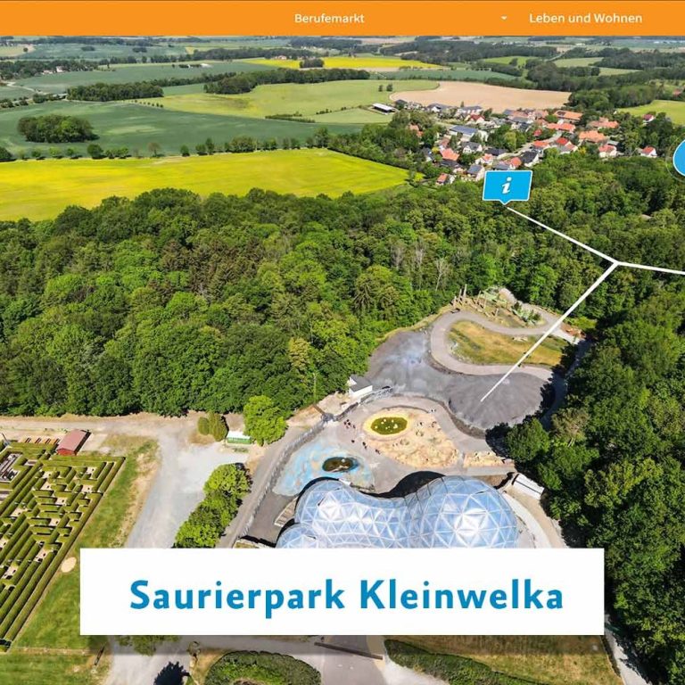 Luftaufnahme des Saurierparks Kleinwelka mit Landschaft und Besucherwegen.